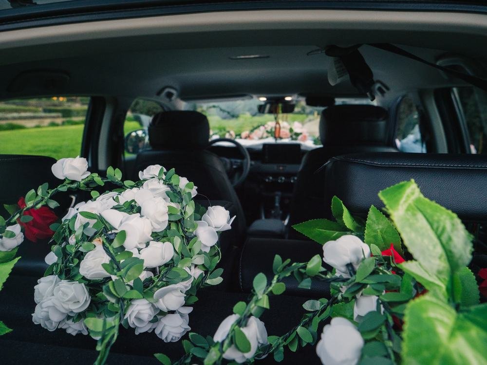 Interior del vehículo con ramos de flores blancas