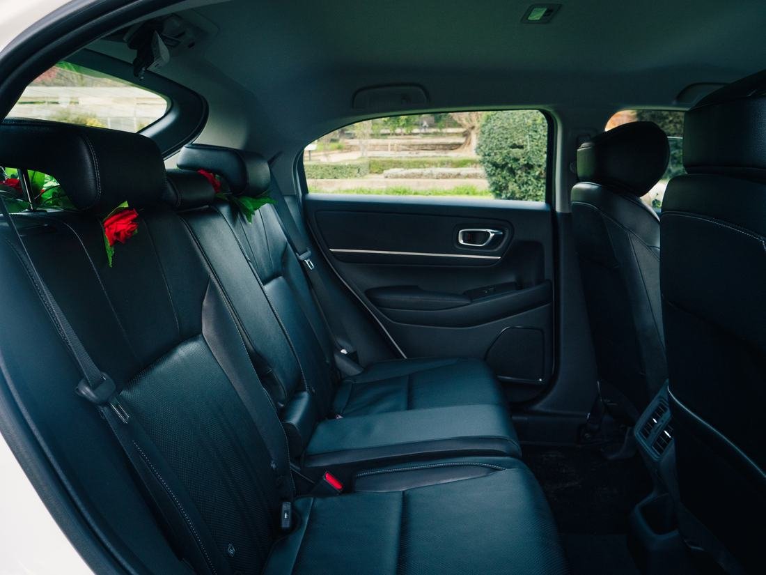 Asientos traseros del vehículo con detalle de rosas