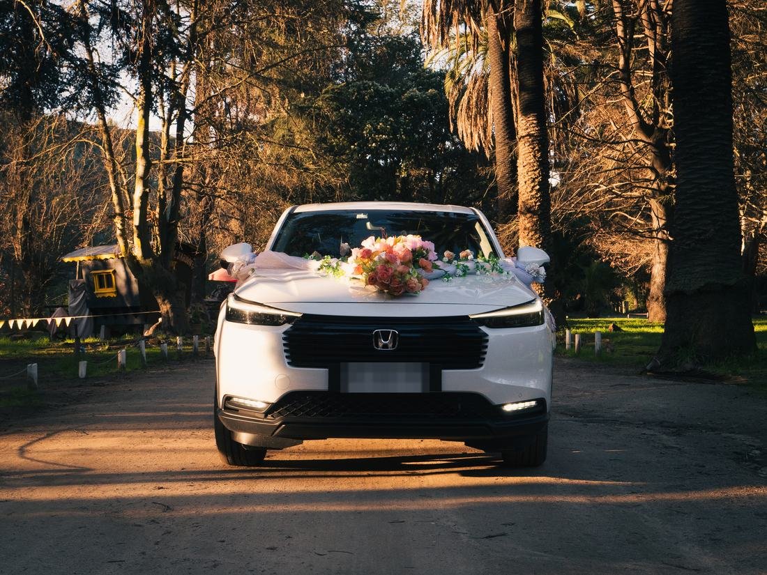 Vista frontal exterior del vehículo de Transportes Andes decorado para un matrimonio